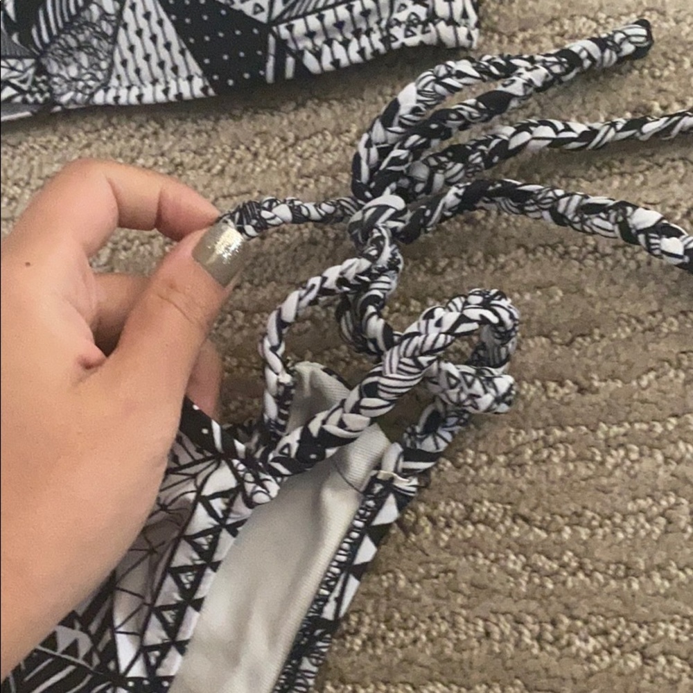 Black & white geometric bikini - Picture 3 of 4